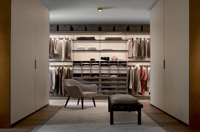 Il tono è dato dalle soluzioni di arredo, in cui non emerge mai un elemento protagonista. I complementi di arredo lavorano in sinergia con i rivestimenti in legno e l’attrezzatura delle pareti.  