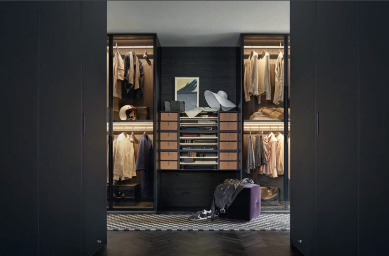 Armadio e cabina Senzafine con ante in vetro fumè. Pannelli boiserie in olmo nero.