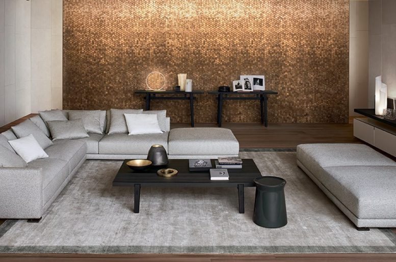 Nelle proposte Poliform e Varenna compaiono i colori caldi della terra, i fondi dorati e le tessiture morbide per un’atmosfera che trasmette subito accoglienza. Il fulcro di questa abitazione discreta è una parete a tessitura geometrica con finitura dorata.