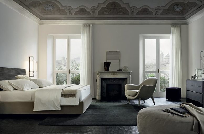 Una soluzione di contrasti e ombre bilanciati per un appartamento dal tono deciso.