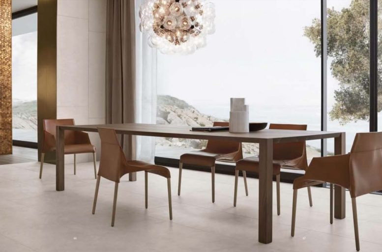 La luce è diffusa e scorre gradualmente sulle superfici, senza creare violenti cambi di luce. I riflessi sono accennati e le ombre delicate. 
Tavolo Blade con sedie Sattle 