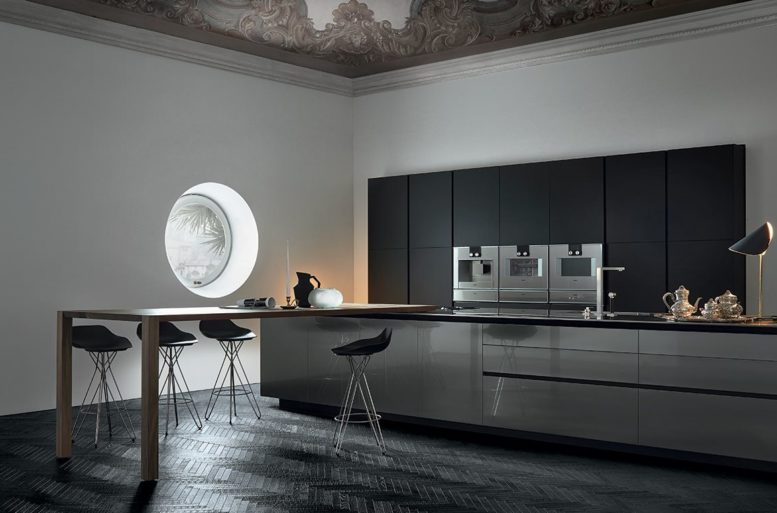 La cucina è semplice, scandita da forme rettangolari. Cucina Twelve