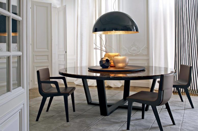 La ricerca sull’arredamento moderno condotta da Antonio Citterio si orienta verso forme che richiamano il romanticismo del design francese tra le due guerre, periodo in cui la funzionalità dei soggiorni moderni concepiti da Le Corbusier e Marcel Breuer veniva addolcita dai grandi interior designer Art Déco come Adnet, Mallet-Stevens o Jean Michel Frank.