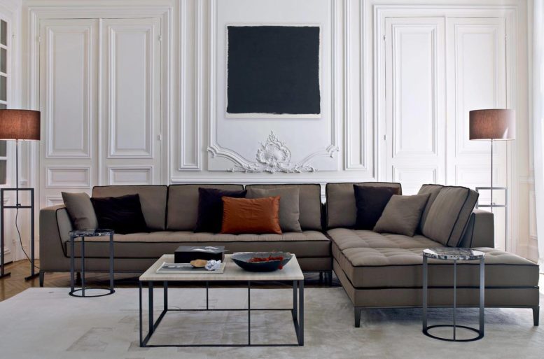 Più che di oggetti iconici, si tratta ora di vere ambientazioni. Librerie, cassettiere, sedie e poltroncine: per ogni elemento, la qualità del dettaglio a mano è curata al massimo, e l’uso del legno privilegiato.