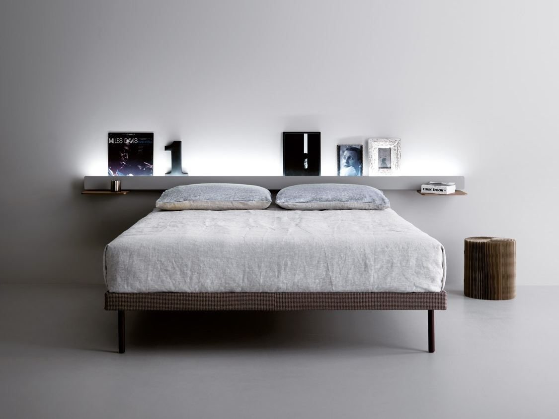 Кровать без изголовья в интерьере спальни фото