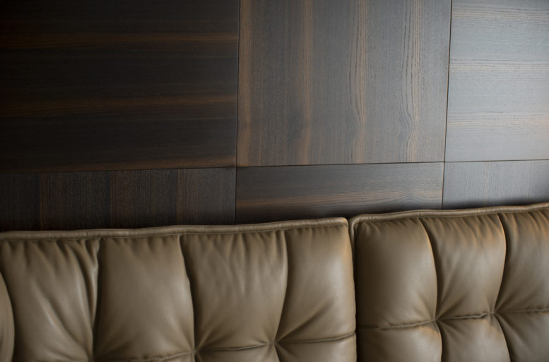 The master bedroom summarizes and amplifies the concept of the entire home. The vibrant wood paneling expertly made by Ballarini Interni hosts the bed covered in B&B leather.