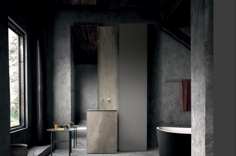 SKILL
Stile e pulizia formale concentrate in un volume compatto, monolitico e funzionale. Cromatismi tenui, atmosfere avvolgenti e materiali pregiati caratterizzano la filosofia progettuale del programma Skill gres. L’alternanza di profondità e il gioco di volumi sfalsati dona dinamismo al progetto. Lo sviluppo verticale della composizione consente l’ottimizzazione dello spazio disponibile, creando un ambiente bagno completo e funzionale in soli 160 cm. Tonalità naturali e finiture materiche partecipano alla creazione di un’atmosfera rilassante: il milltech bronze per l’elemento di contenimento, il gres vintage gris per il monoblocco con lavabo integrato, i fianchi delle colonne e lo schienale a parete.