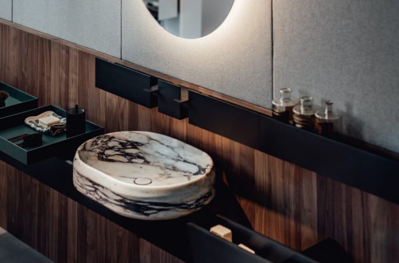 Sistema Rigo, sintesi e modularità su misura, con le sue travi parallele che corrono lungo il muro.